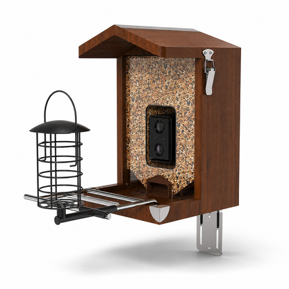 Houten vogelhuisje met een doorzichtige voerbak vol zaden, een in het midden geïntegreerde camera met twee lenzen, een metalen voersilo aan de zijkant en een bevestigingsbeugel