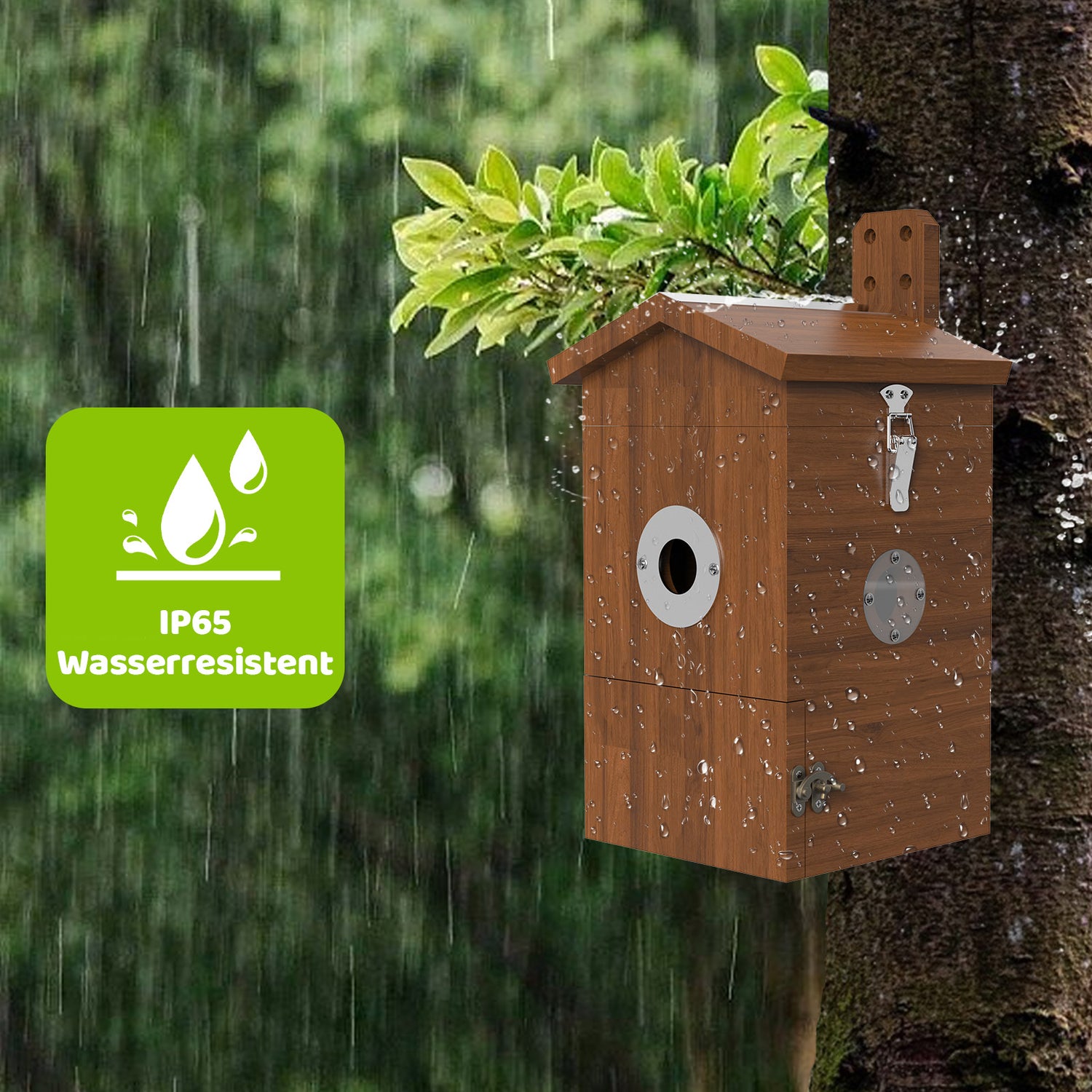 Vogelhaus mit integrierter Kamera in Holzoptik an Baum montiert, nass im Regen, mit grünem IP65‑Wasserresistent‑Symbol