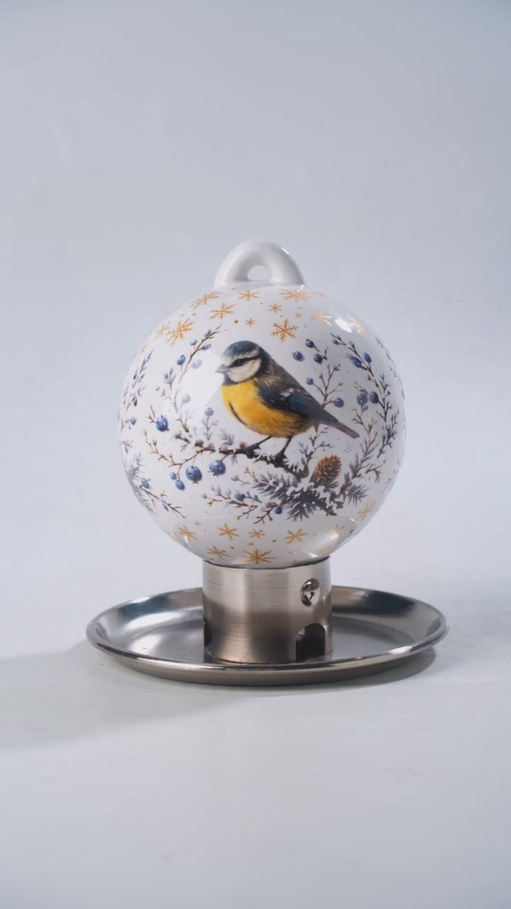 Premium Porzellan Vogelfutterspender Amsel – Produktvideo auf weißem Hintergrund